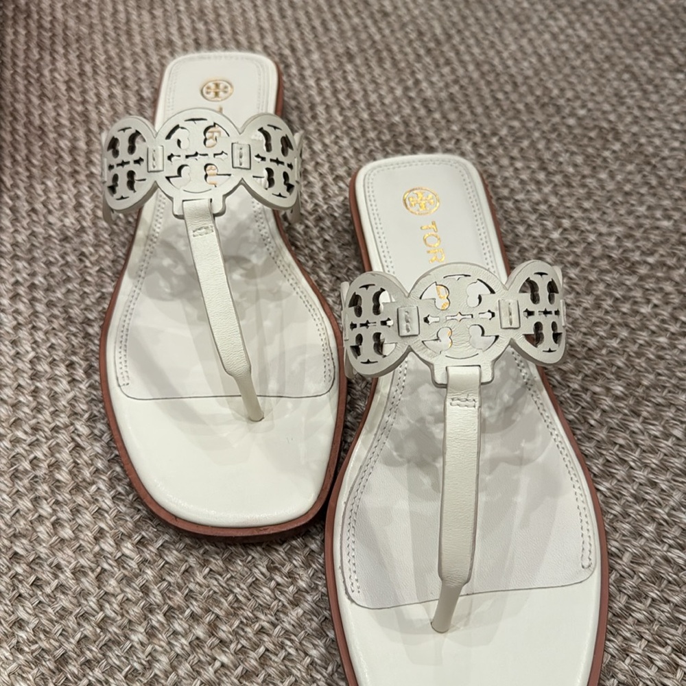Tory Burch NWT Tiny Miller 10mm Thong Sandal, US size 9, New Ivory